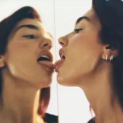 Dua Lipa — artiste jouable dans le blind test 100 % artistes de ZONNAIR