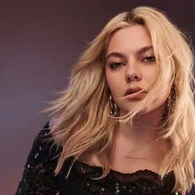 Louane, artiste jouable au blind test 100 % artistes de ZONNAIR